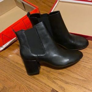 Aerosoles Stockholder Black Leather Booties, 10